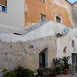 Girando lo sguardo lungo il perimetro interno dello spiazzo, si notano ancora i resti della balconata da cui si affacciavano i signori e un primo piano, ormai in stato di abbandono, frutto del rifacimento dell�edificio realizzato sotto la dominazione spagnola